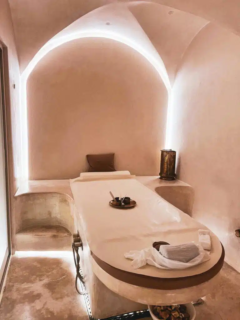 Cabine de massage premium de l'institut Évidence avec ambiance chaleureuse.