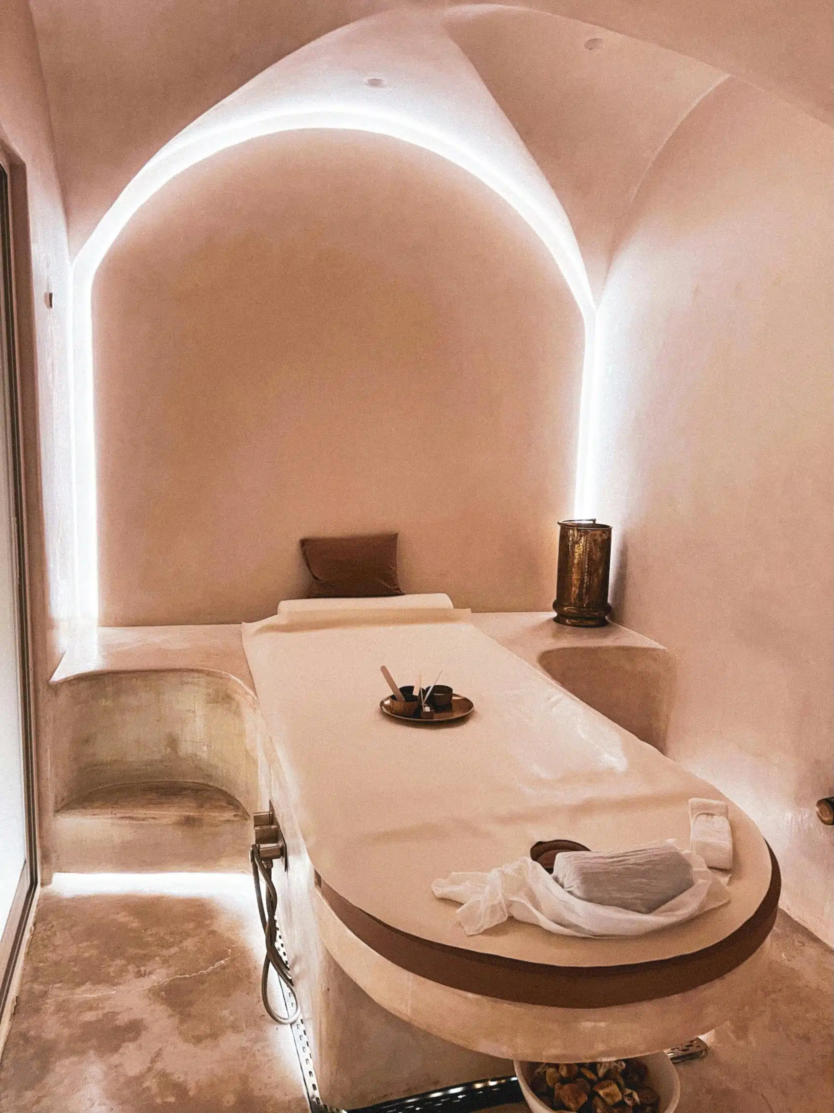 Cabine de massage premium de l'institut Évidence avec ambiance chaleureuse.