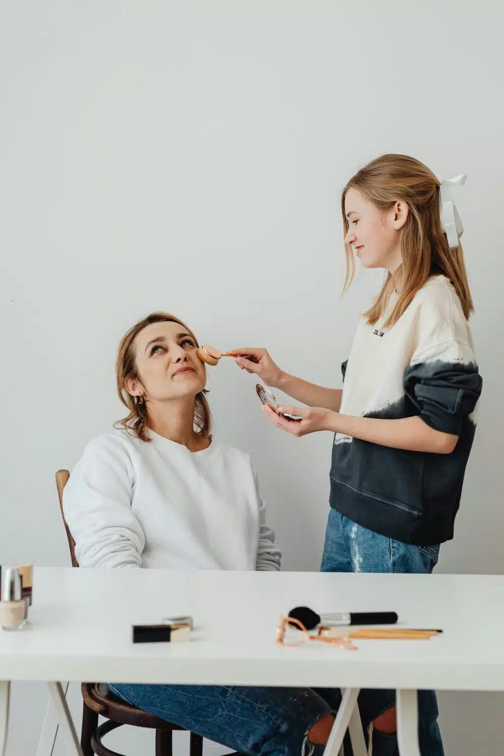 Camille et Julie de l'Institut Évidence en train de se maquiller.