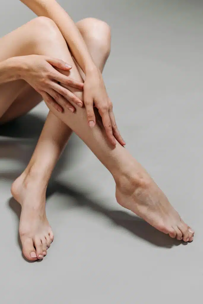 Jambes de femmes lisses et épilées.