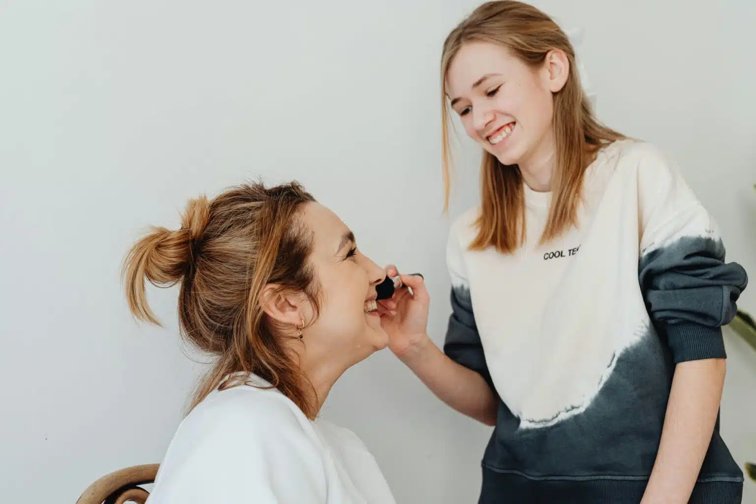 Sophie et Julie de l'institut Évidence en train de faire une séance maquillage et de rigoler.