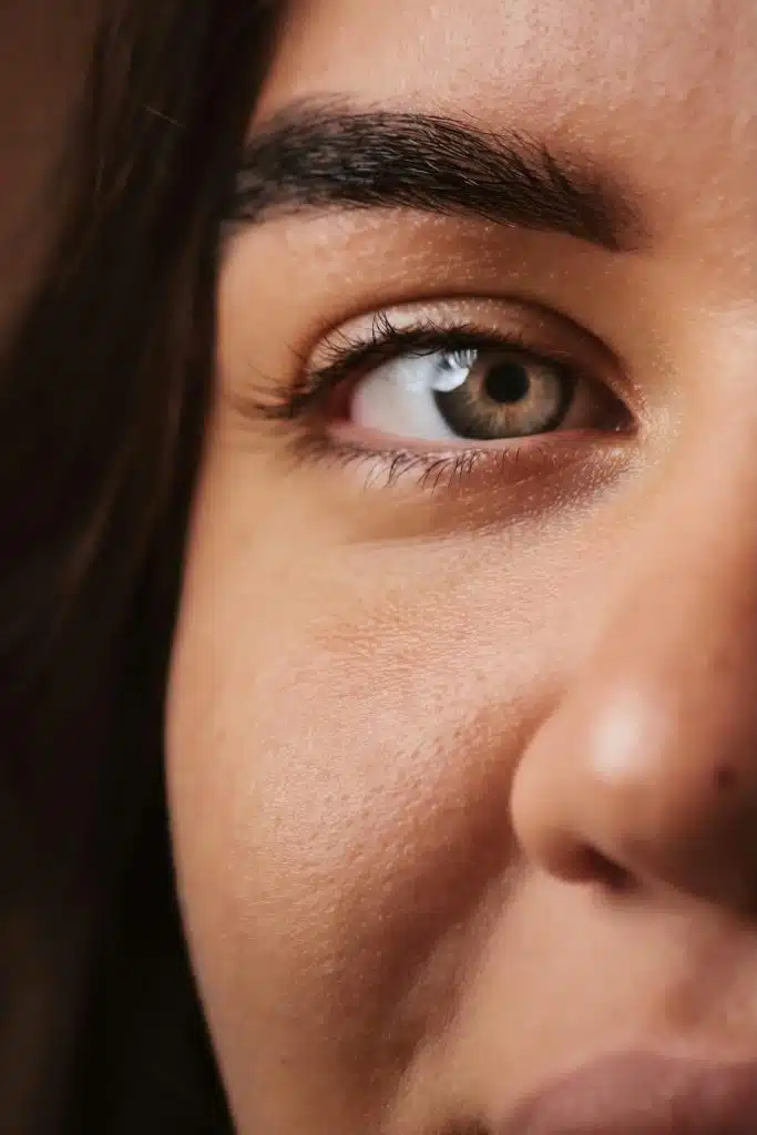 Gros plan sur le visage d'une femme et de son regard.
