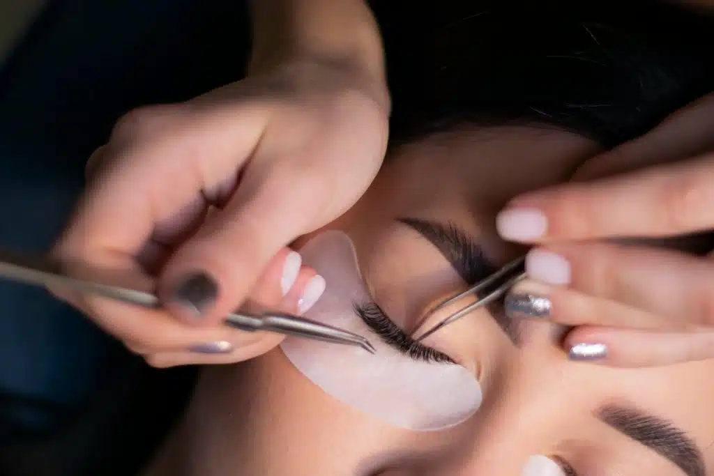Femme en plein rehaussement des sourcils par une professionnelle.